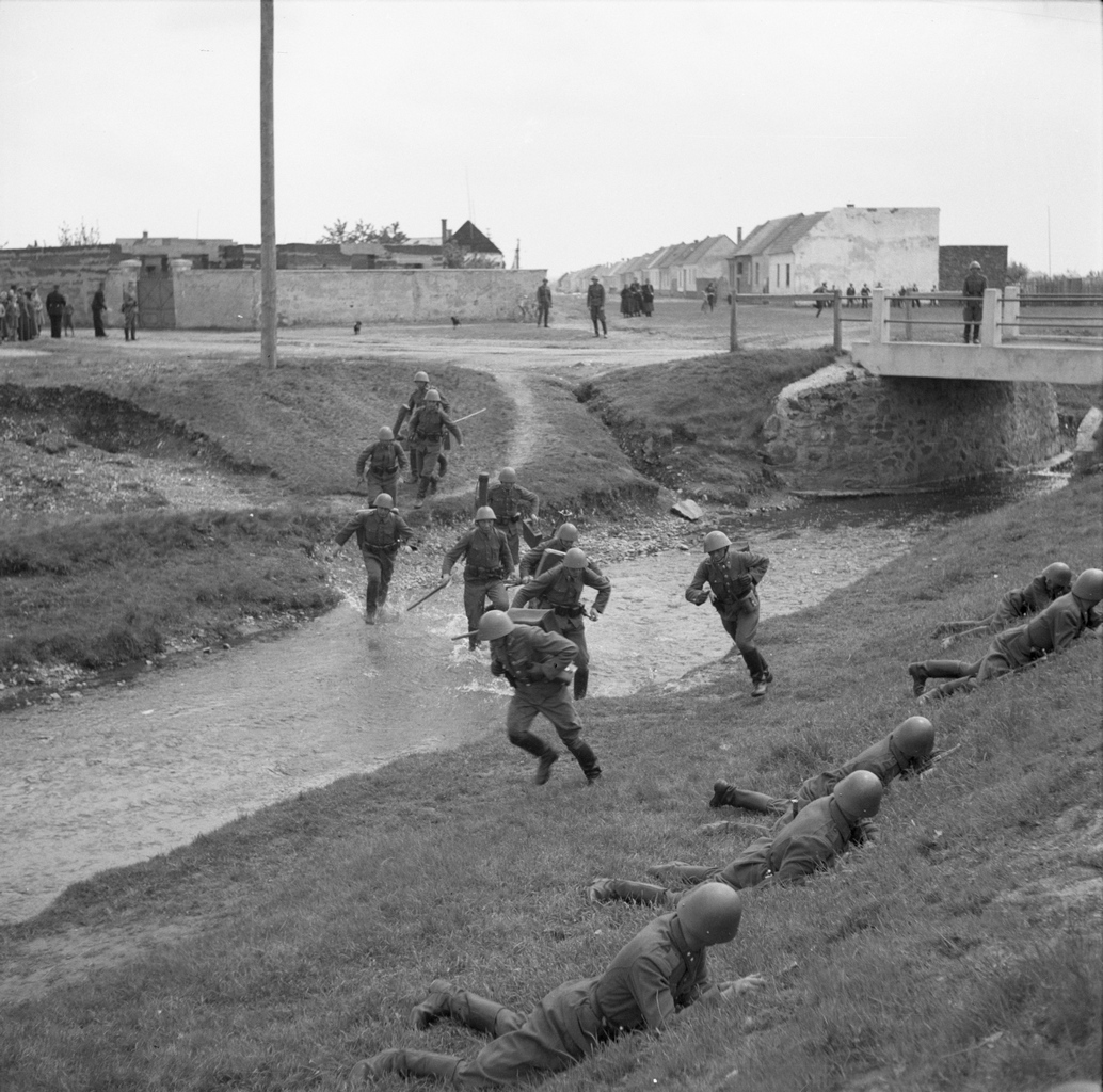 Cvičenie v blízkosti kasární (SNA_STK 1939-45)